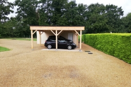 Garage en béton enduit avec Carport